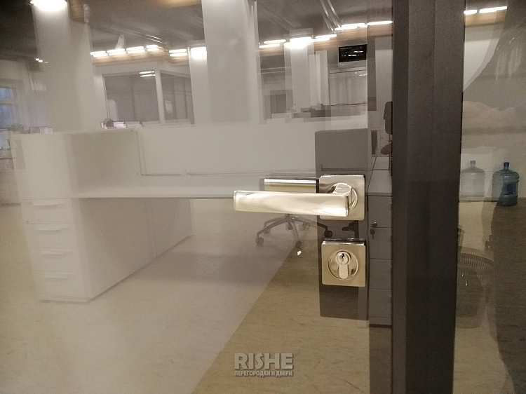 Стеклянные двойные офисные перегородки и двери в черном профиле Slim (11).jpg